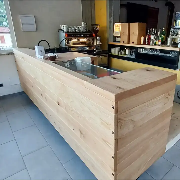 Bancone bar su misura in legno massello