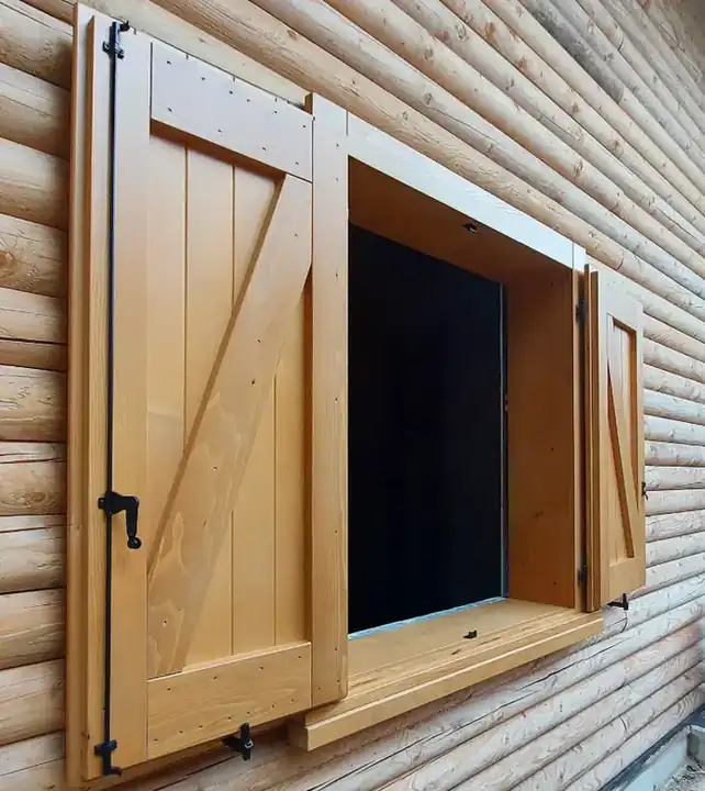Scuri in legno con traversa diagonale e ferramenta in ferro battuto