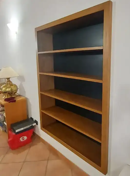 Libreria a nicchia su misura incassata nella parete